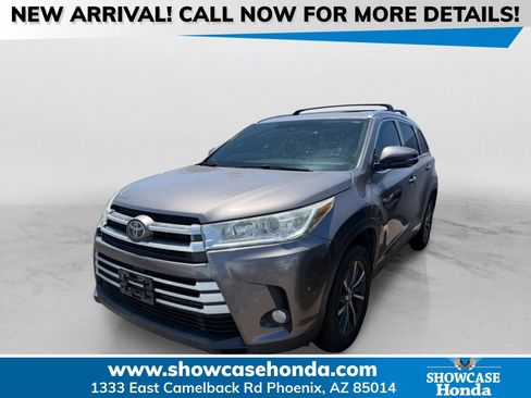 Used 2017 Toyota Highlander XLE FWD image 1