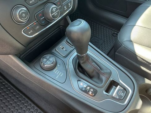 Used 2020 Jeep Cherokee Trailhawk AWD/4WD image 14