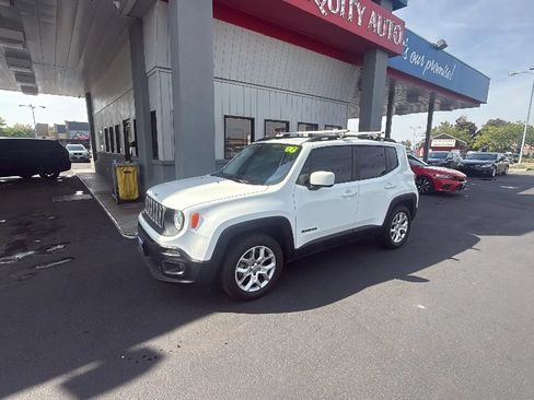 Used 2017 Jeep Renegade Latitude FWD image 2