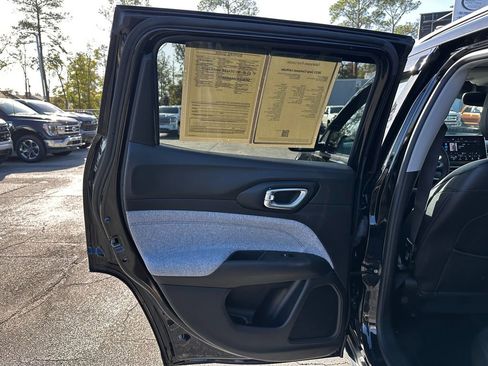 Used 2022 Jeep Compass Latitude image 31