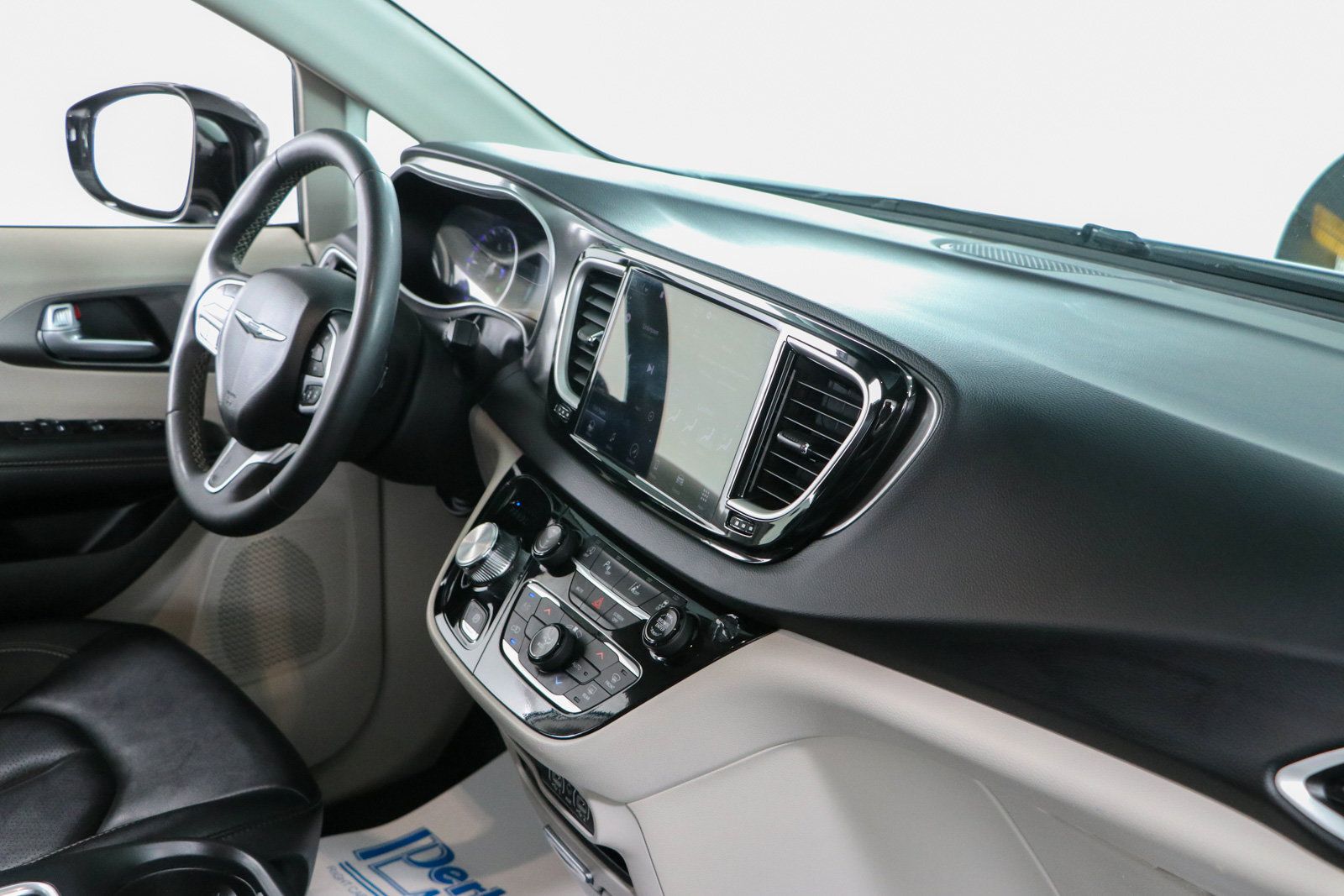 Used 2024 Chrysler Pacifica Touring-L FWD image 26
