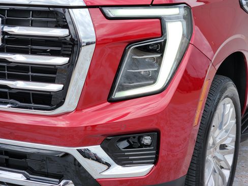 Used 2025 GMC Yukon XL Elevation AWD/4WD image 11