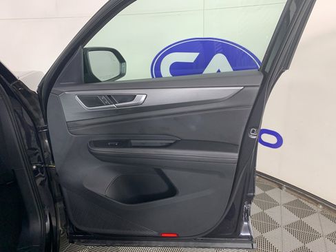 Used 2025 Volkswagen Atlas Cross Sport SE image 40