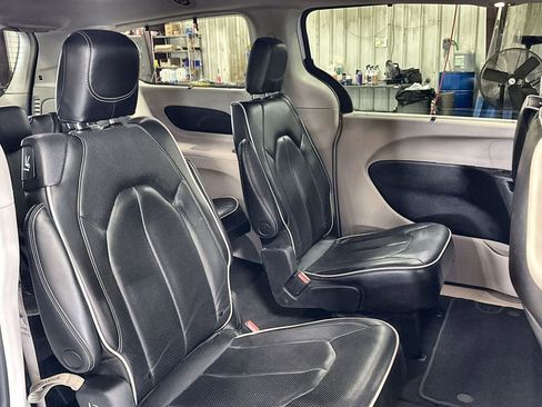 Used 2023 Chrysler Pacifica Limited FWD image 31