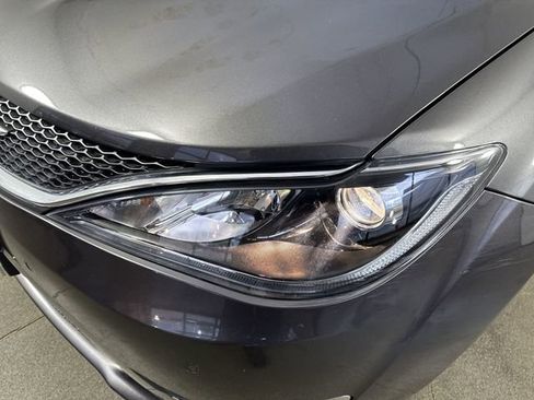 Used 2020 Chrysler Pacifica Limited w/ Advanced Safetytec Group FWD image 29