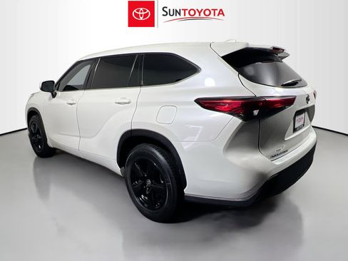 Used 2021 Toyota Highlander LE image 6