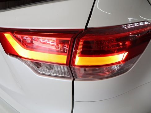 Used 2017 Toyota Highlander LE image 29