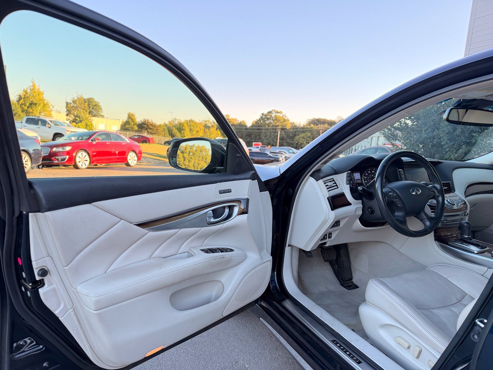 Used 2015 INFINITI Q70 L 3.7 w/ Deluxe Touring Package RWD image 13