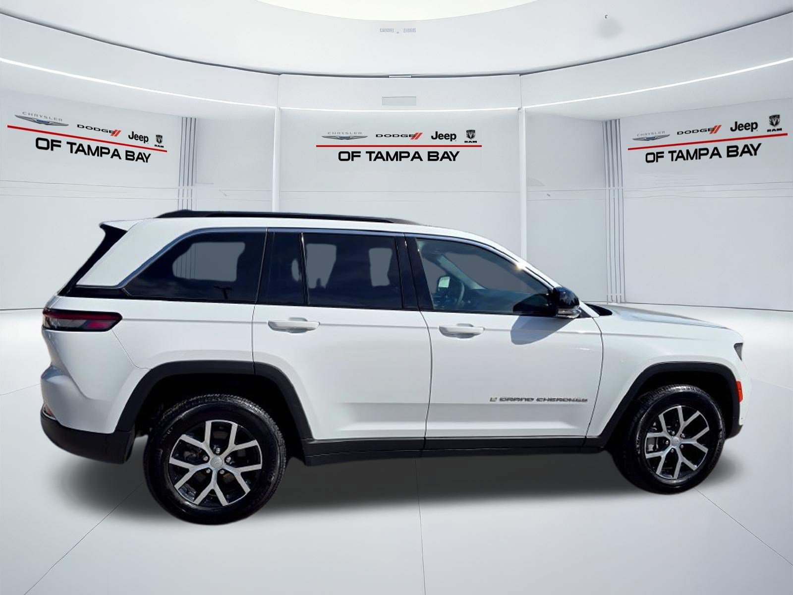 Used 2024 Jeep Grand Cherokee Limited w/ Luxury Tech Group II AWD/4WD image 7