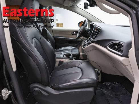 Used 2023 Chrysler Pacifica Touring-L FWD image 23