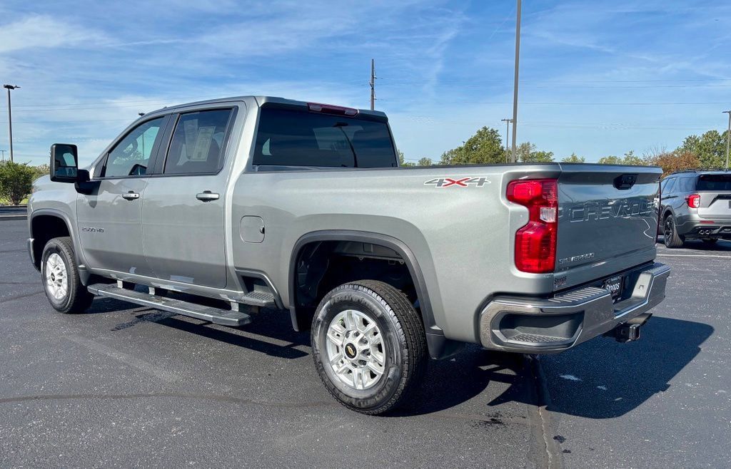 Used 2025 Chevrolet Silverado 2500 LT w/ Convenience Package AWD/4WD image 5