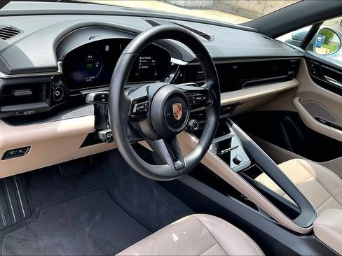 Used 2025 Porsche Macan 4 Electric AWD/4WD image 17