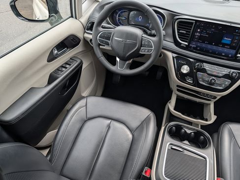 Used 2024 Chrysler Pacifica Limited FWD image 9