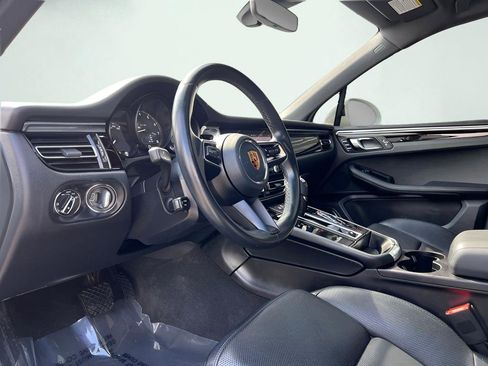 Used 2022 Porsche Macan Base image 2