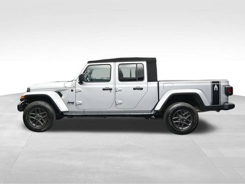 Used 2024 Jeep Gladiator Sport AWD/4WD image 2