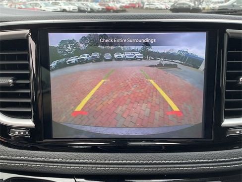 Used 2023 Chrysler Pacifica Touring-L image 21