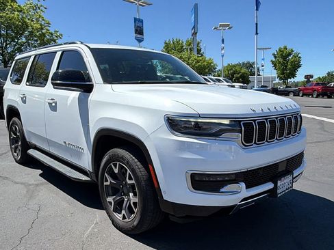 Used 2023 Jeep Wagoneer Series III w/ Preferred Equipment Group AWD/4WD image 3