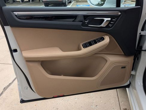 Used 2025 Porsche Macan image 13