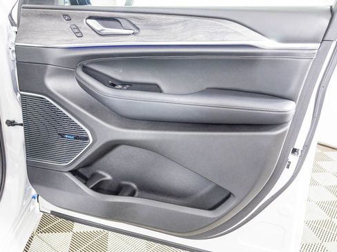 Used 2023 Jeep Grand Cherokee Overland w/ Adv Protech Group III image 44