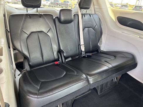 Used 2024 Chrysler Pacifica Touring-L image 15