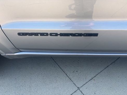 Used 2017 Jeep Grand Cherokee Altitude AWD/4WD image 33