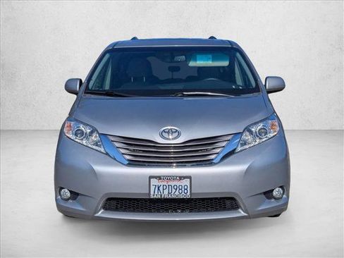 Used 2015 Toyota Sienna XLE Premium image 2