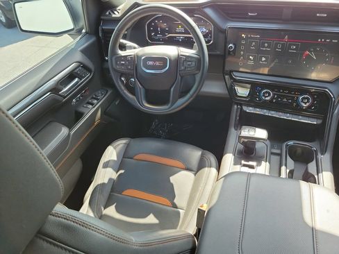 Used 2024 GMC Sierra 1500 AT4 w/ Technology Package AWD/4WD image 10