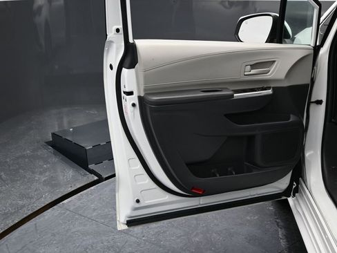 Used 2024 Toyota Sienna LE image 39
