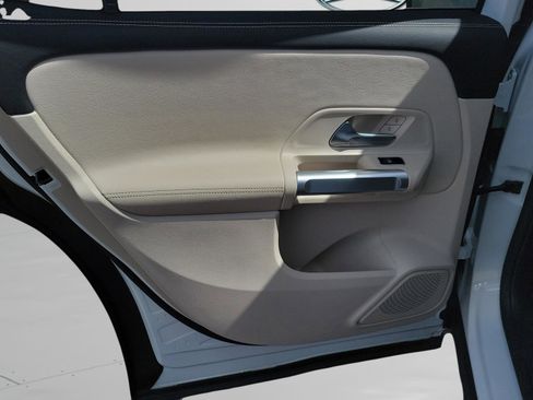 Used 2023 Mercedes-Benz GLB 250 4MATIC image 12