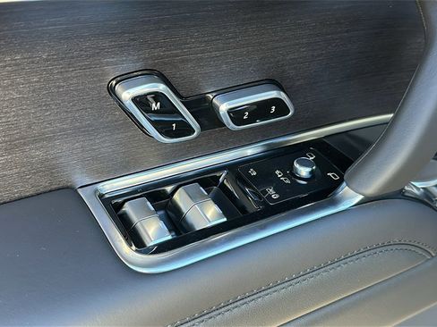 New 2025 Land Rover Range Rover Long Wheelbase SE image 9