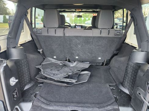 Used 2018 Jeep Wrangler Unlimited Sahara image 40