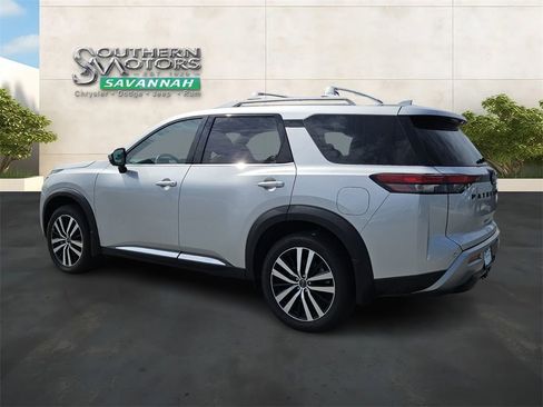 Used 2025 Nissan Pathfinder Platinum w/ Black Appearance Package FWD image 3