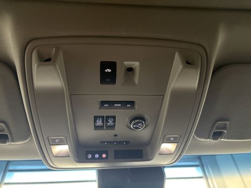 Used 2017 Cadillac Escalade Luxury image 18