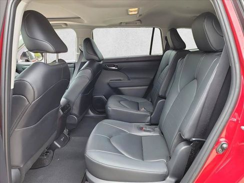 Used 2026 Toyota Highlander XLE AWD/4WD image 11