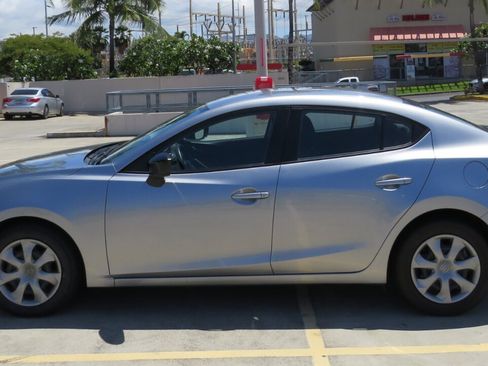 Used 2015 MAZDA MAZDA3 i SV FWD image 2