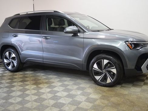 New 2025 Volkswagen Taos SE image 3
