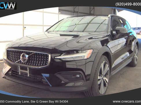 Used 2025 Volvo V60 B5 Cross Country Plus image 1