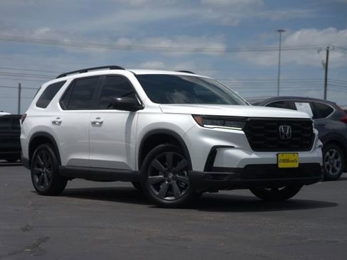 Used 2025 Honda Pilot Sport image 2