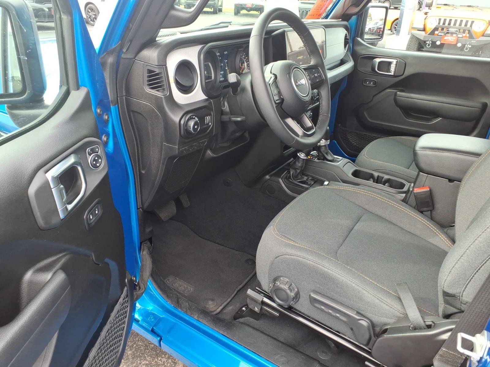 Used 2025 Jeep Wrangler Sport AWD/4WD image 10