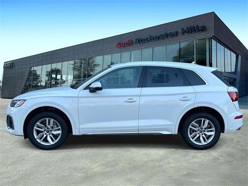 Used 2023 Audi Q5 2.0T Premium w/ Convenience Package image 2