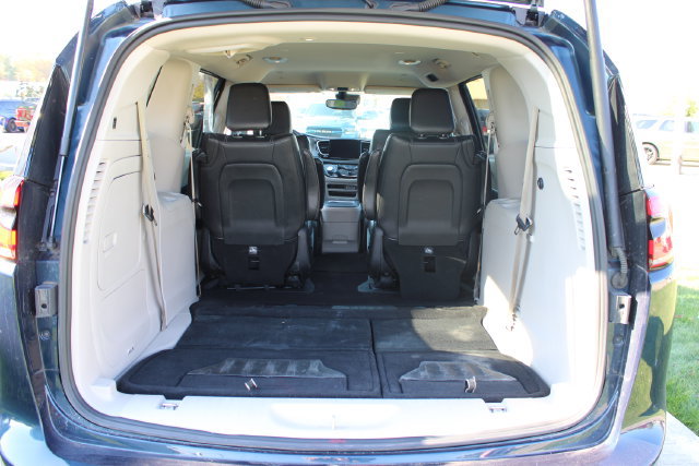 Used 2024 Chrysler Pacifica Limited FWD image 47