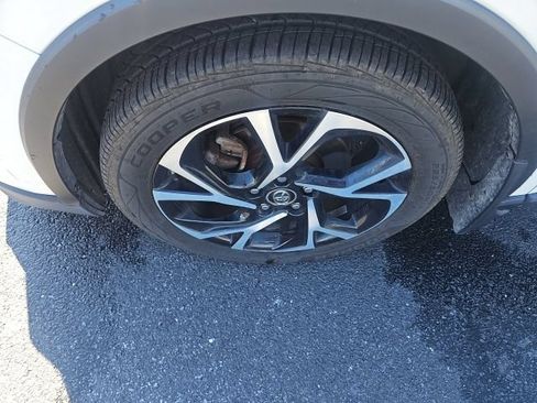 Used 2019 Toyota C-HR XLE FWD image 12