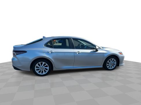 Used 2022 Toyota Camry LE image 9