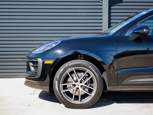 Certified 2026 Porsche Macan AWD/4WD image 11