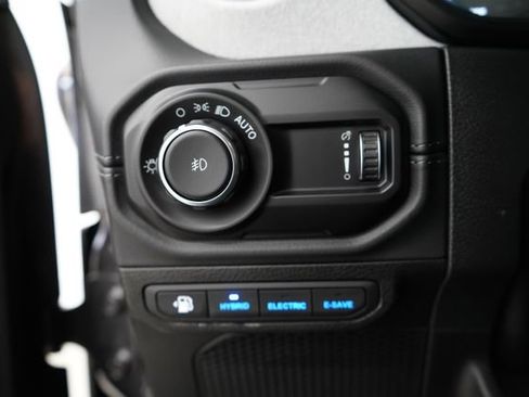 Used 2025 Jeep Wrangler Unlimited Sahara image 23