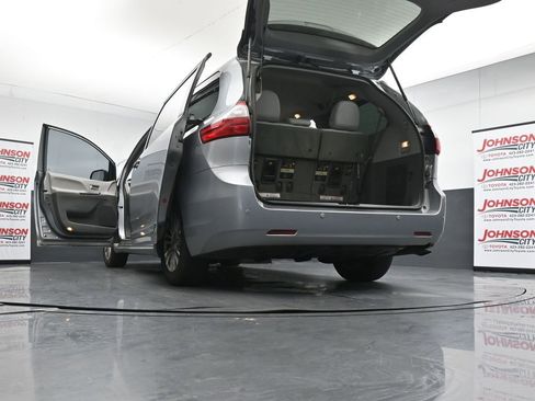 Used 2016 Toyota Sienna XLE Premium FWD image 30