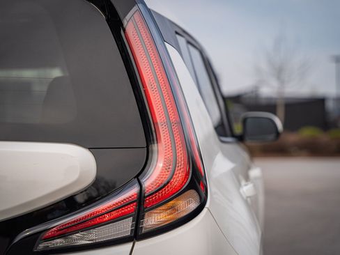 Used 2023 Kia Soul LX w/ LX Technology Package image 16