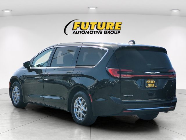 Used 2024 Chrysler Pacifica Touring-L FWD image 6
