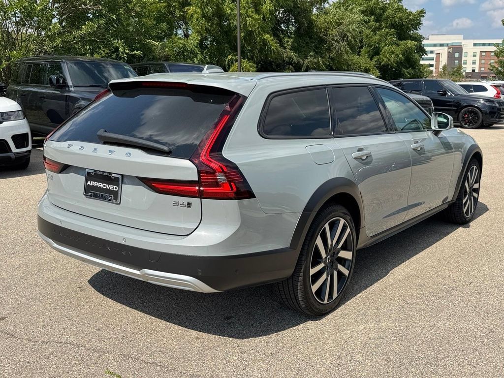 Certified 2025 Volvo V90 B6 Cross Country Ultra AWD/4WD image 4