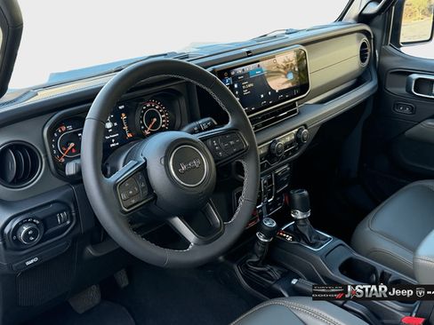 Used 2025 Jeep Gladiator Mojave AWD/4WD image 29